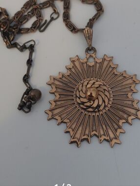 Vintage Starburst Medallion Pendant Necklace - full copper